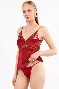 Top de veludo macio com detalhes de renda