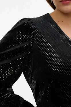 Top plus size com detalhes brilhantes