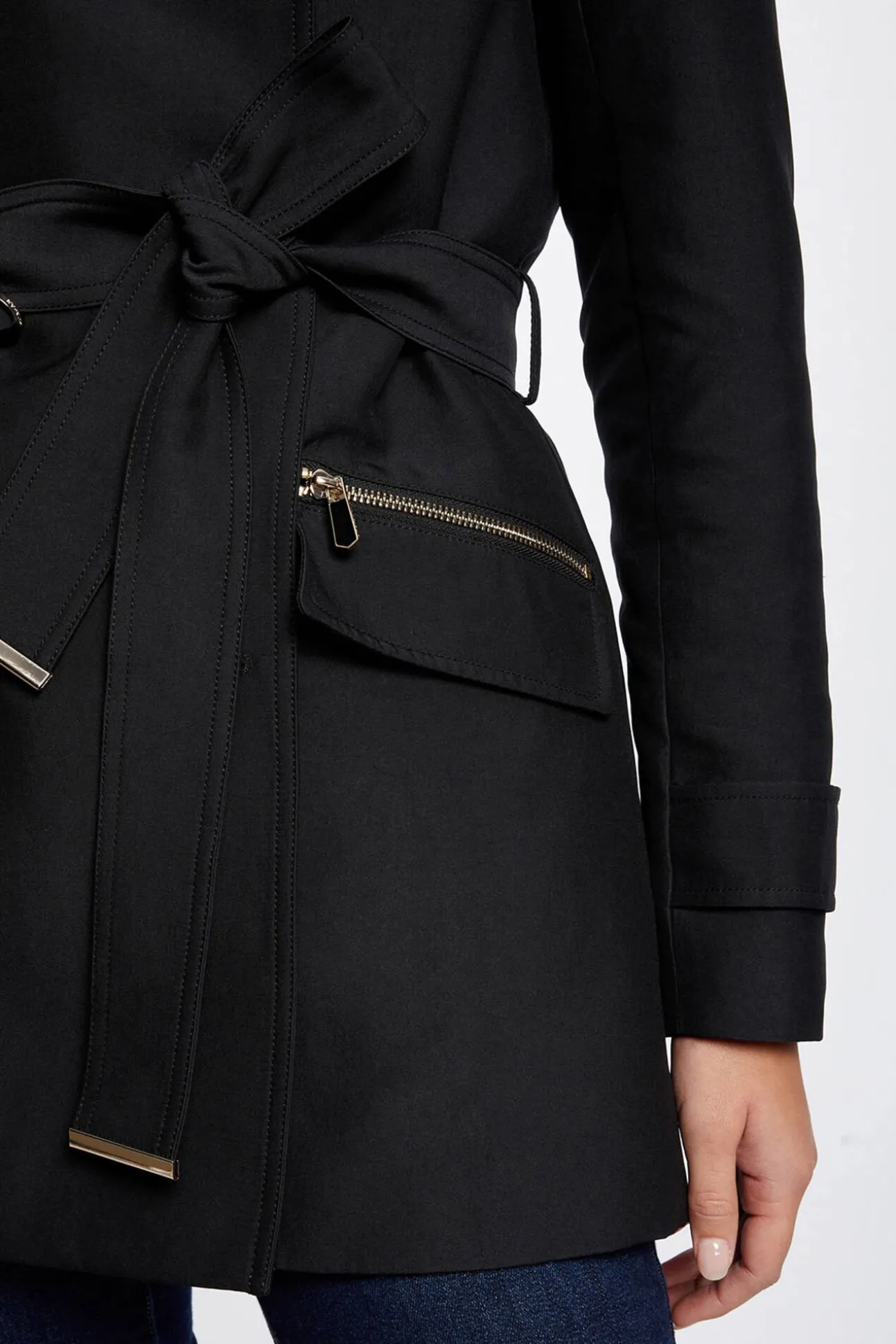 Trench coat justo com cinto e capuz
