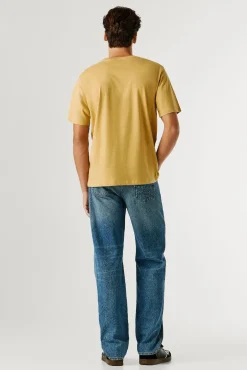 T-shirt amarela do elenco