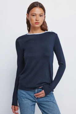 T-shirt com botões e gola alta