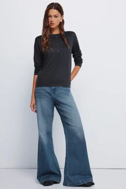 T-shirt com tachas posicionadas