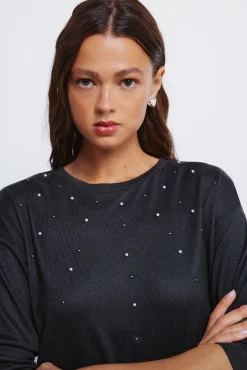 T-shirt com tachas posicionadas