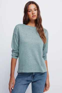 T-shirt com tachas posicionadas