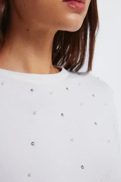 T-shirt com tachas posicionadas