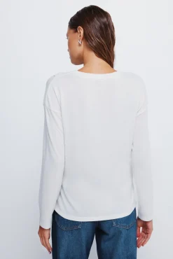 T-shirt com tachas posicionadas