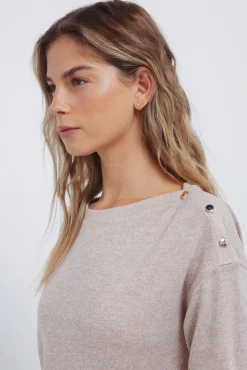 T-shirt combinada com botões nos ombros