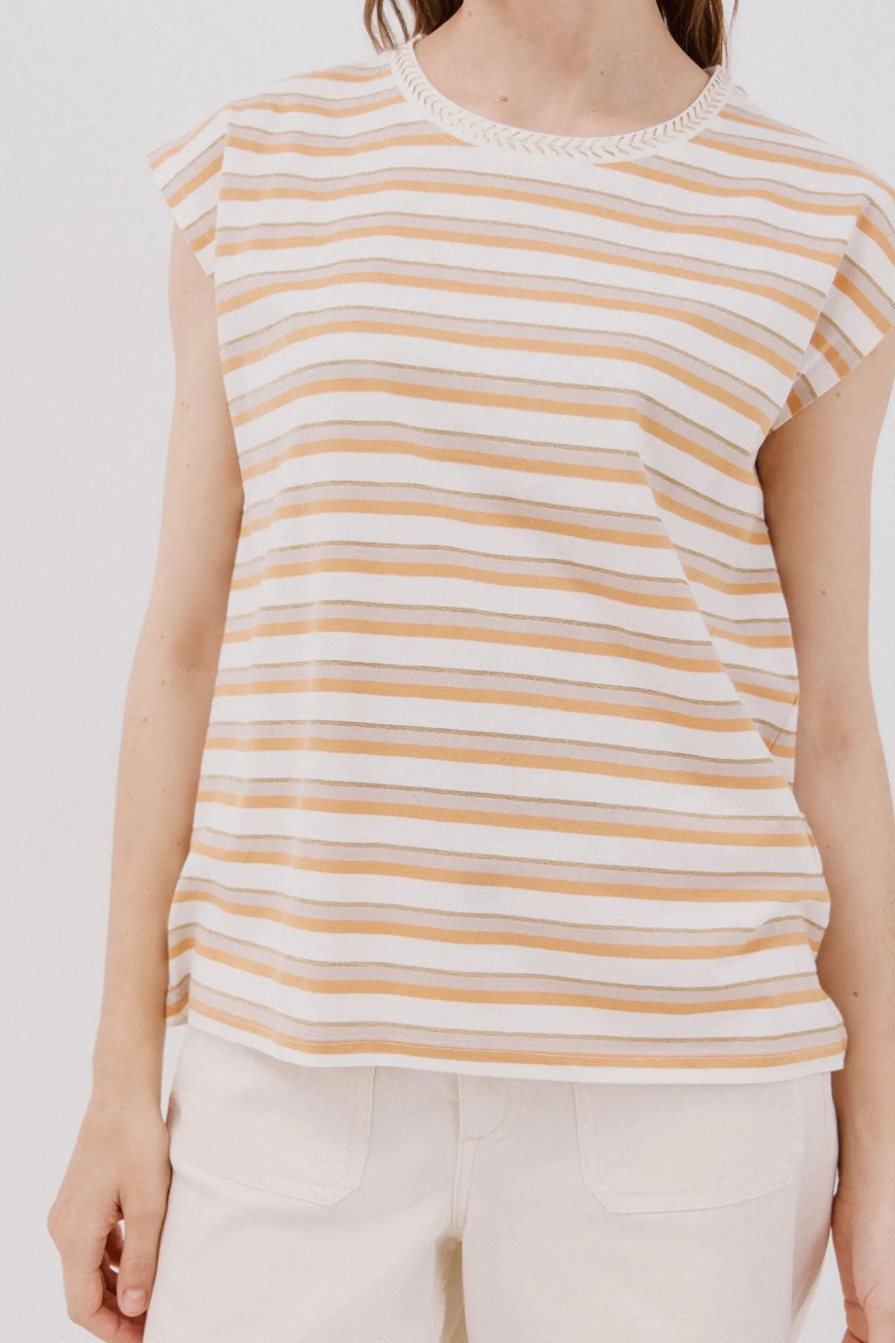 T-shirt decote em bico