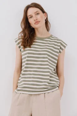T-shirt decote em bico
