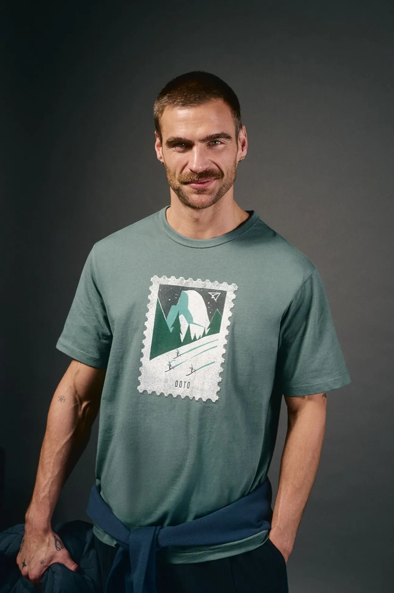 T-shirt gráfica lavada