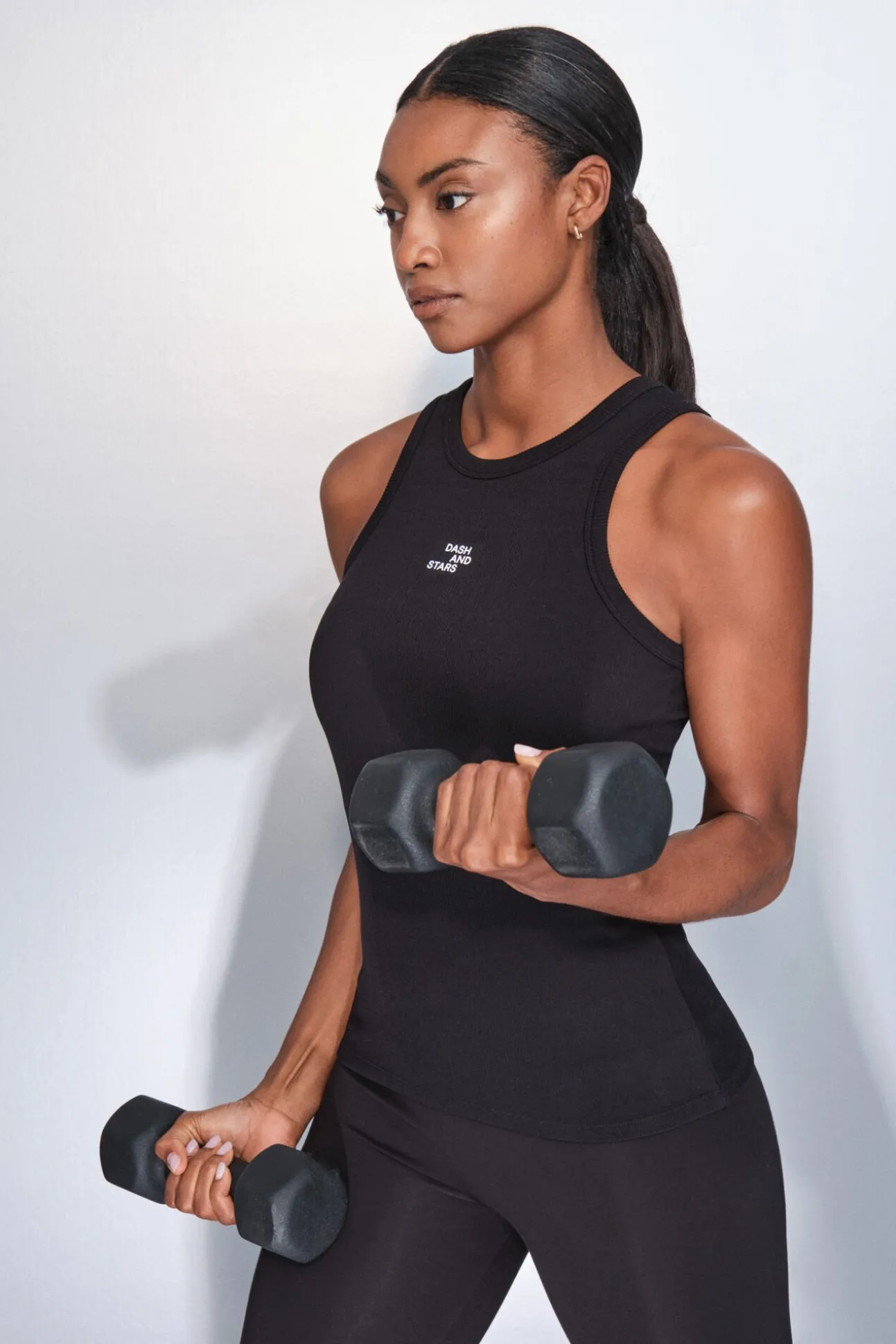 T-shirt halter preto de algodão canelado