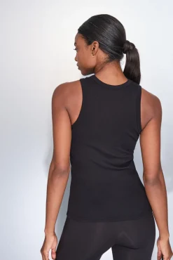 T-shirt halter preto de algodão canelado