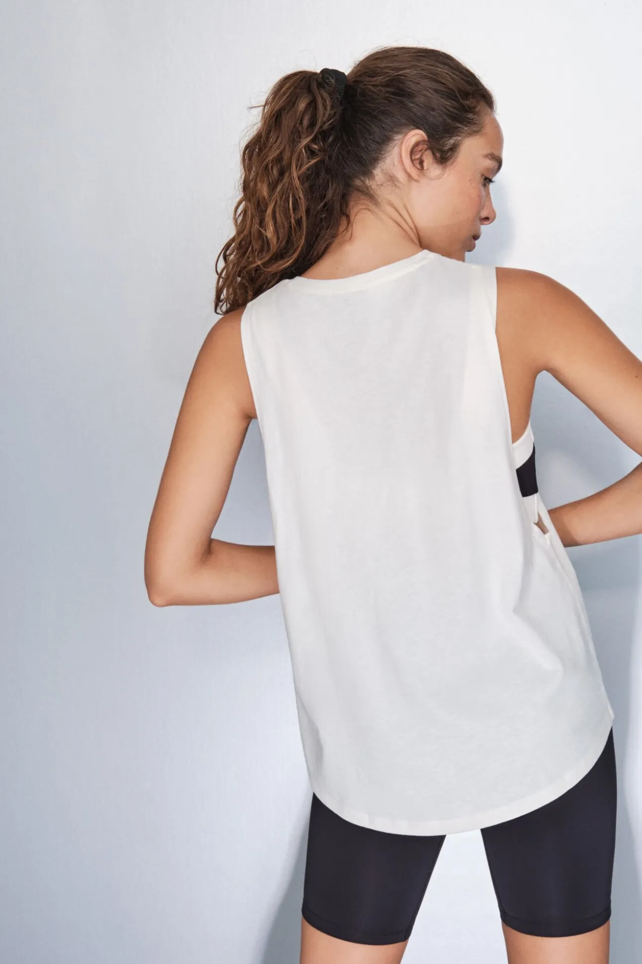 T-shirt halter sem mangas de algodão branco