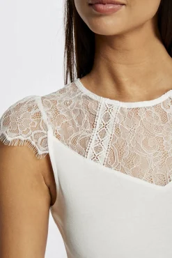 T-shirt manga curta com renda