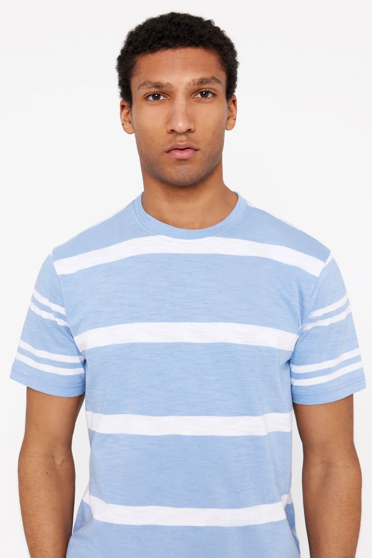 T-shirt às riscas