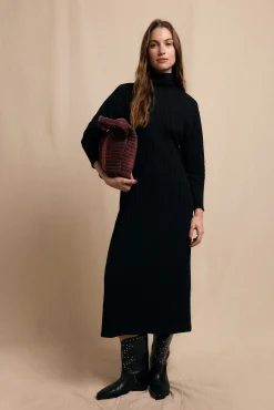Vestido canelado de gola alta