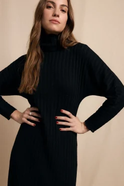 Vestido canelado de gola alta
