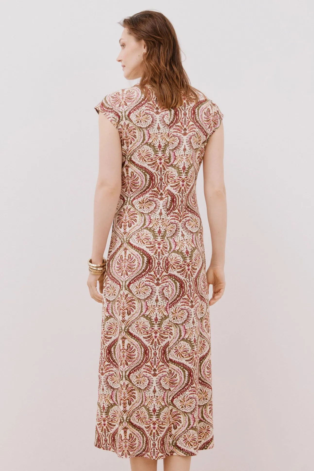 Vestido com decote em bico contrastante