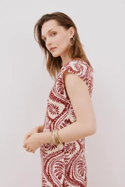 Vestido com decote em bico contrastante