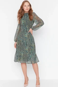 Vestido com folhos