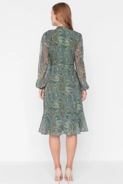 Vestido com folhos