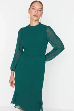 Vestido com gola alta e forro