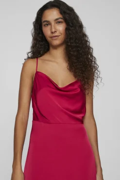 Vestido comprido acetinado com decote drapeado