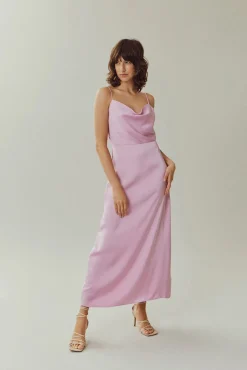 Vestido comprido acetinado com decote drapeado