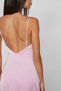Vestido comprido acetinado com decote drapeado
