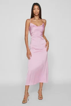 Vestido comprido acetinado com decote drapeado