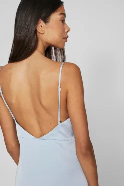 Vestido comprido acetinado com decote drapeado