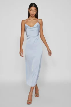 Vestido comprido acetinado com decote drapeado