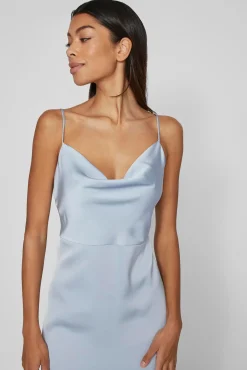 Vestido comprido acetinado com decote drapeado