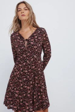 Vestido curto com decote em laço estampado