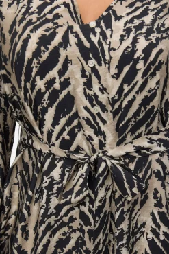 Vestido curto com decote em bico e gola manga comprida