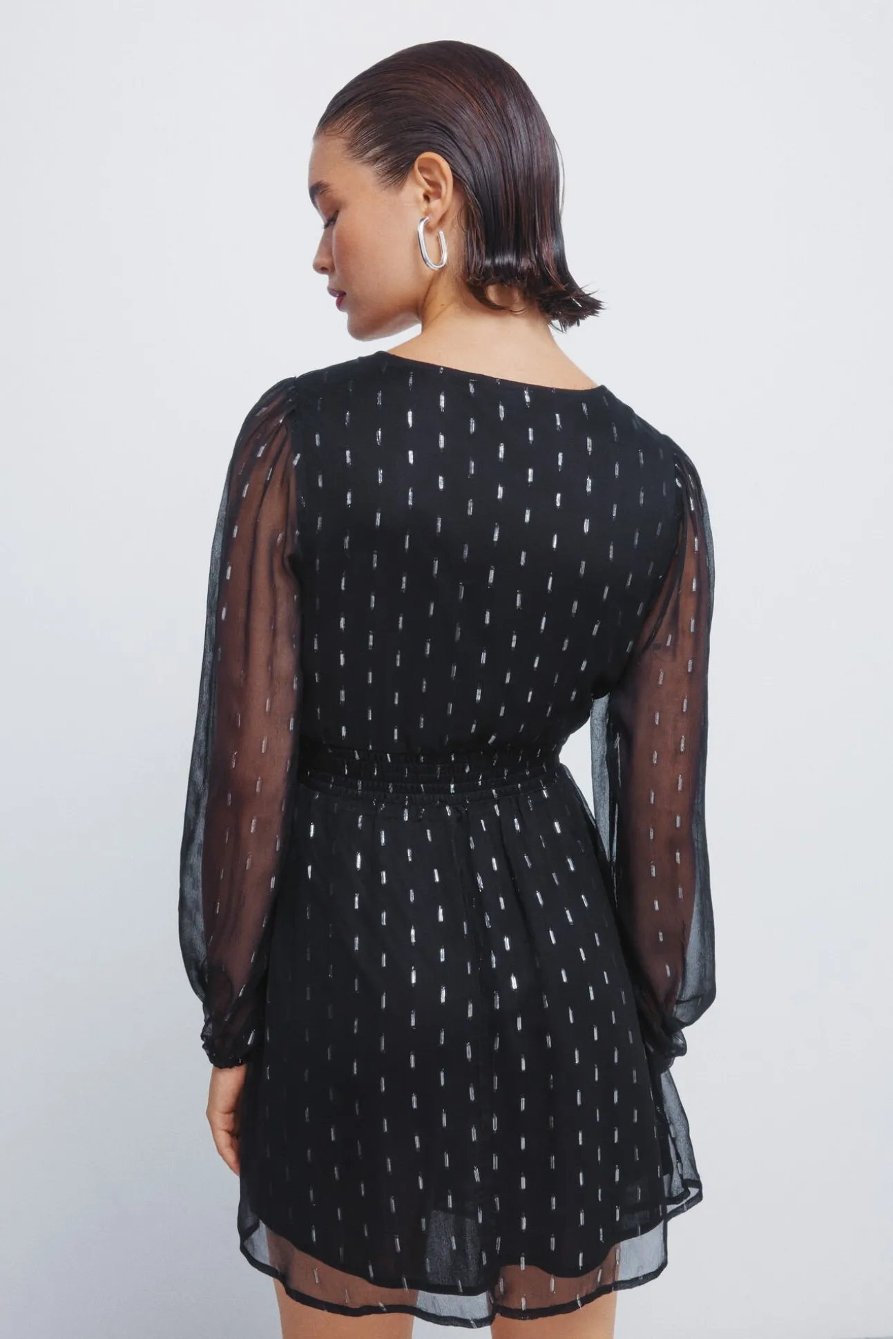 Vestido curto com detalhes em lurex