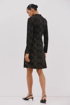 Vestido curto com toques brilhantes