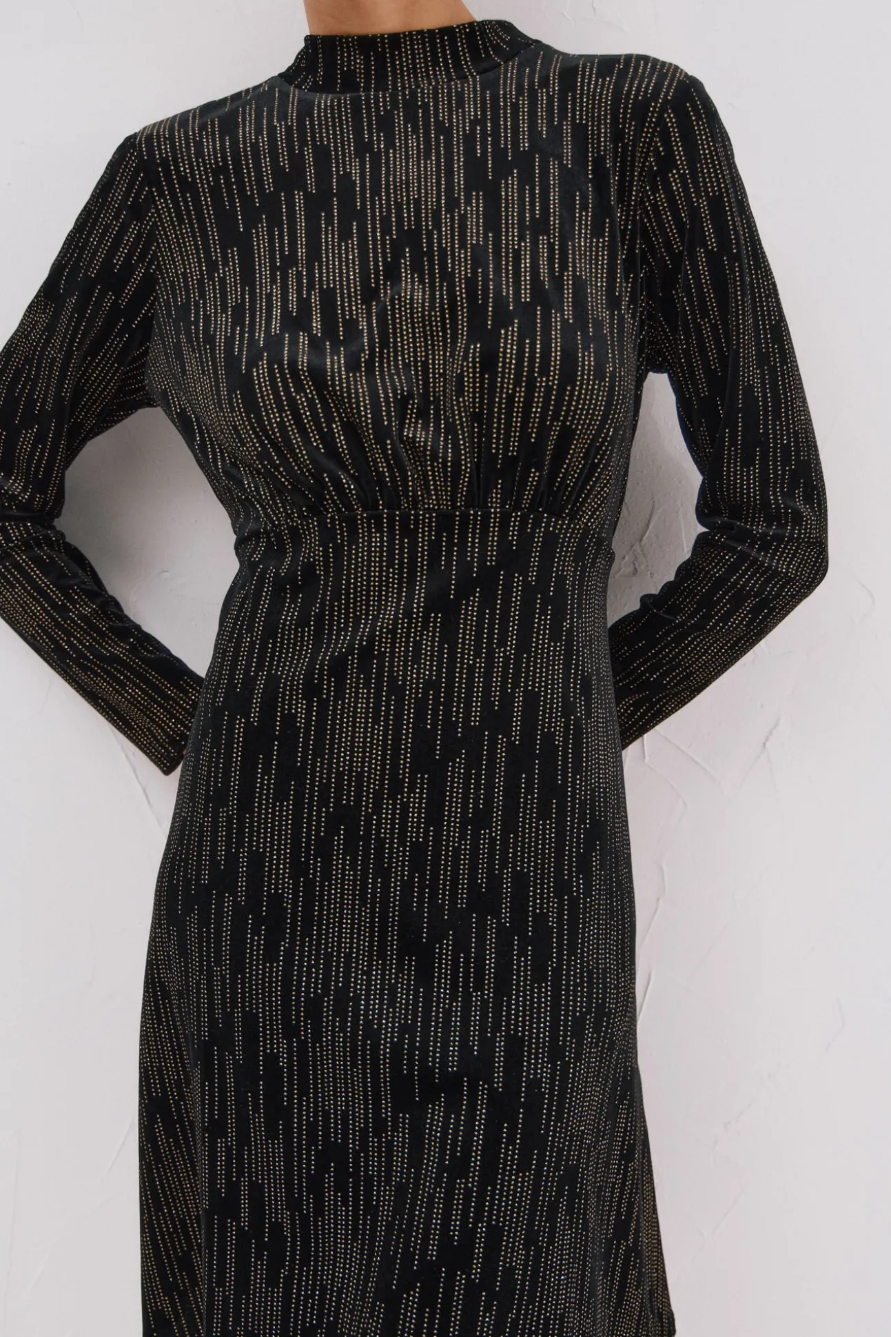 Vestido curto com toques brilhantes
