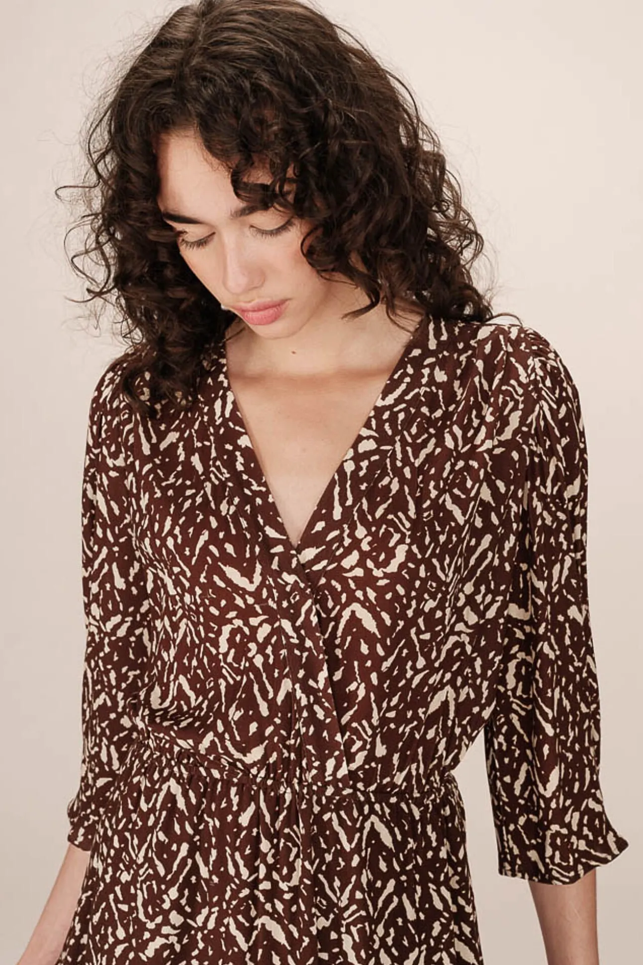 Vestido curto de manga 3/4 com decote em V e estampado abstrata bicolor