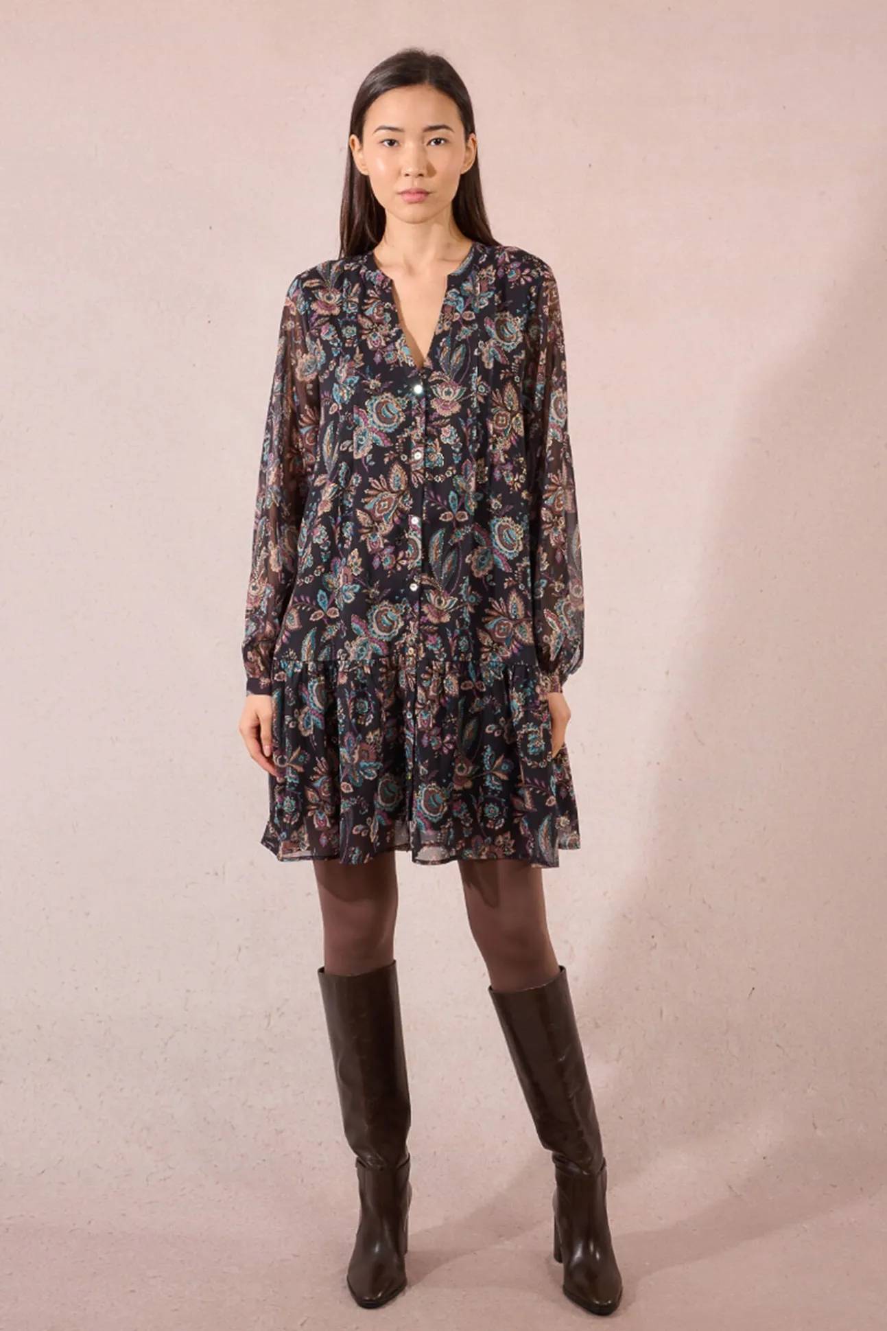 Vestido curto de manga comprida com estampado