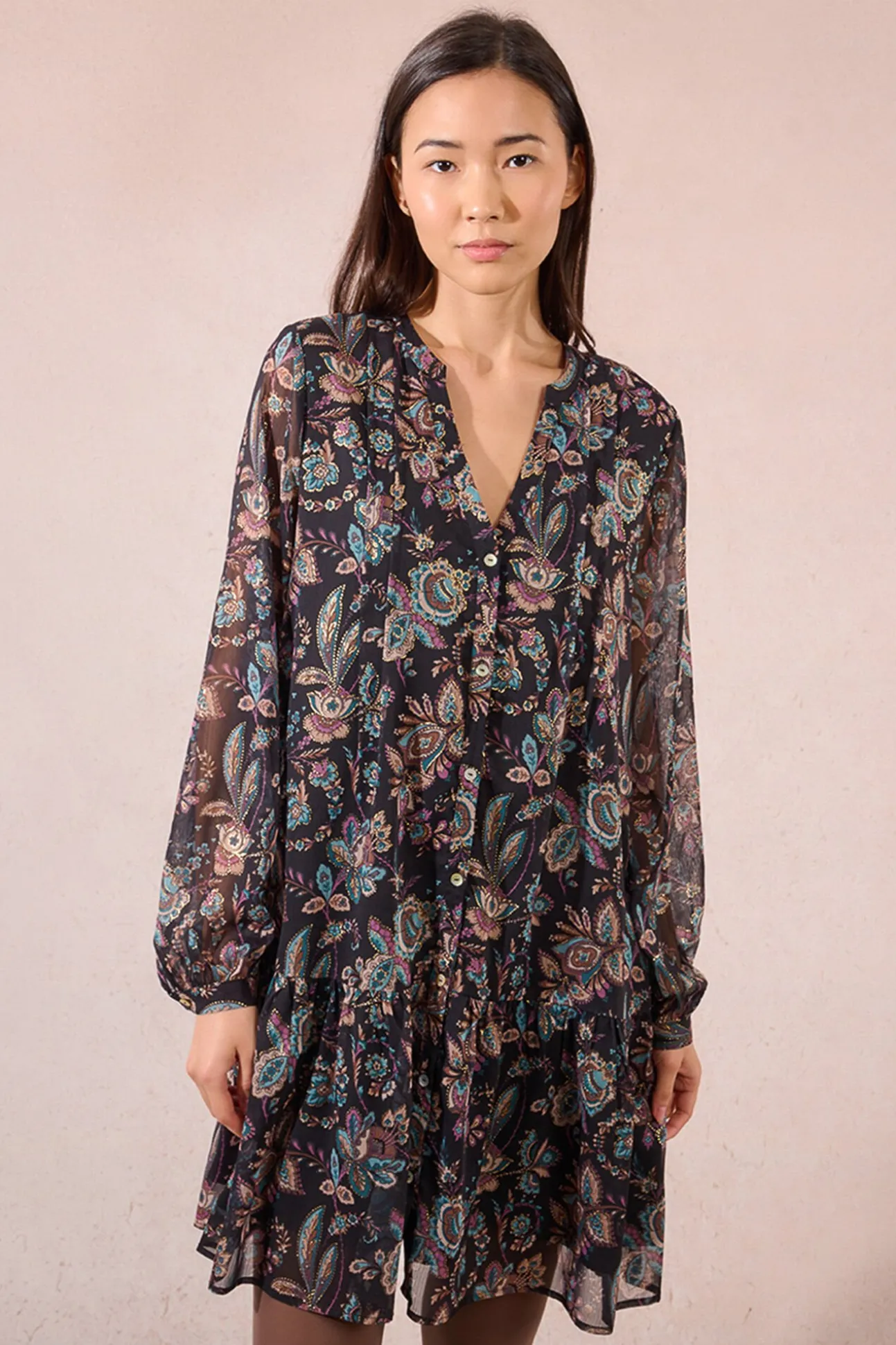 Vestido curto de manga comprida com estampado