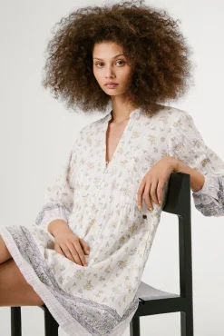 Vestido curto de manga comprida com estampado floral.