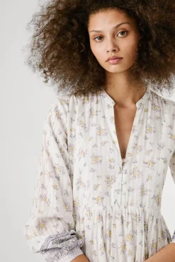 Vestido curto de manga comprida com estampado floral.