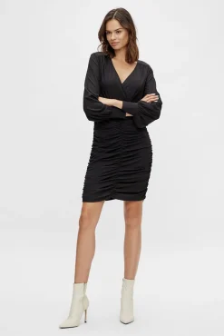 Vestido curto entalhado franzido