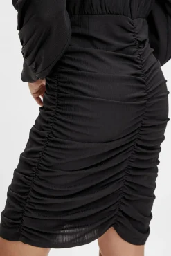 Vestido curto entalhado franzido