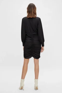 Vestido curto entalhado franzido