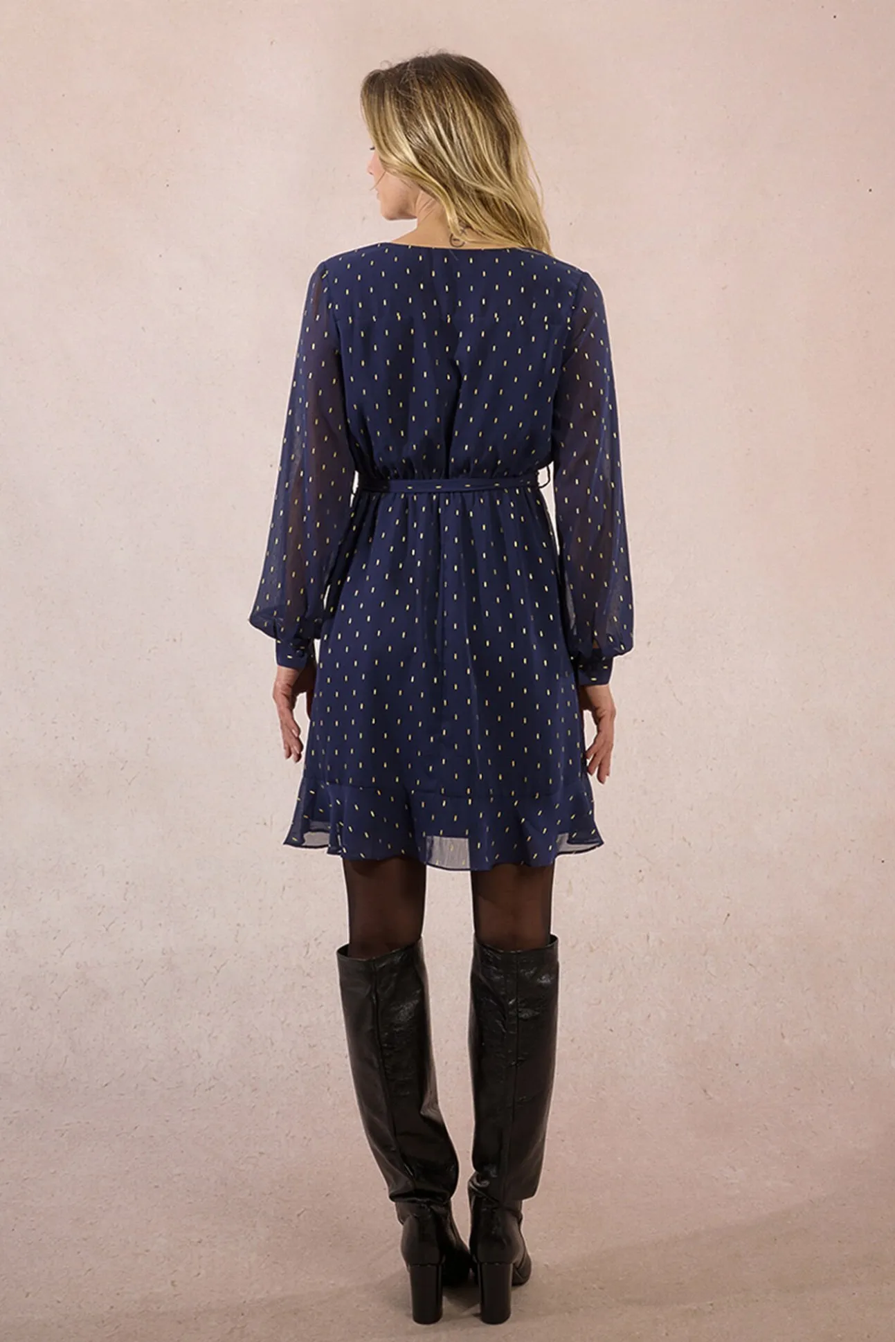 Vestido curto estampado de manga comprida