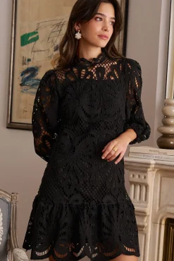 Vestido curto vazado Emma