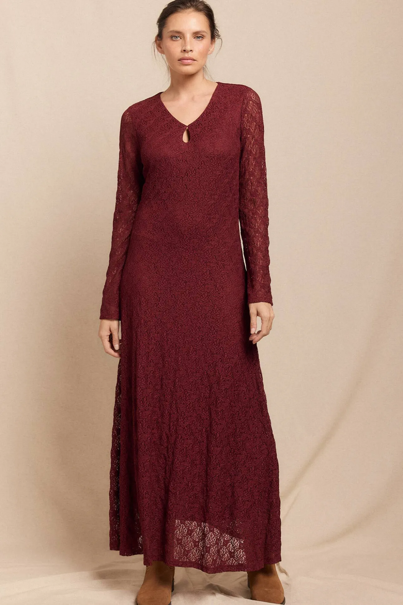 Vestido de renda de manga comprida