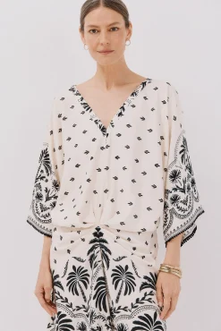 Vestido estampado com franzidos